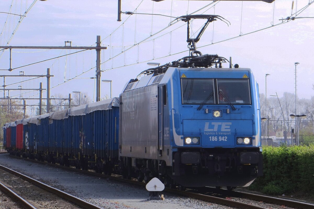 LTE 186 942 steht am 13 April 2022 mit ein Gyspzug in Oss.