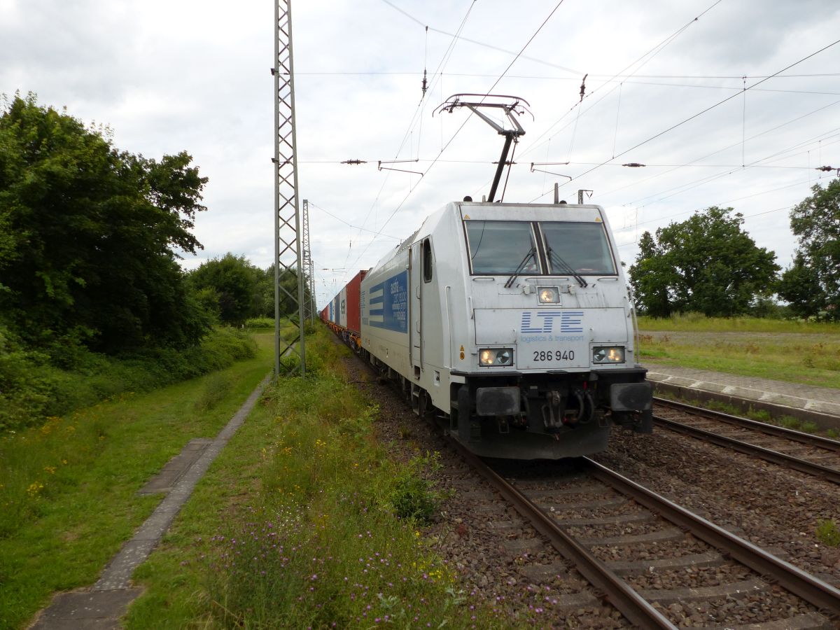 LTE Lokomotive 286 940-2 aus Österreich. Durchfahrt Bahnhof Empel-Rees, Deutschland 30-07-2021.

LTE locomotief 286 940-2 uit Oostenrijk doorkomst station Empel-Rees, Duitsland 30-07-2021.