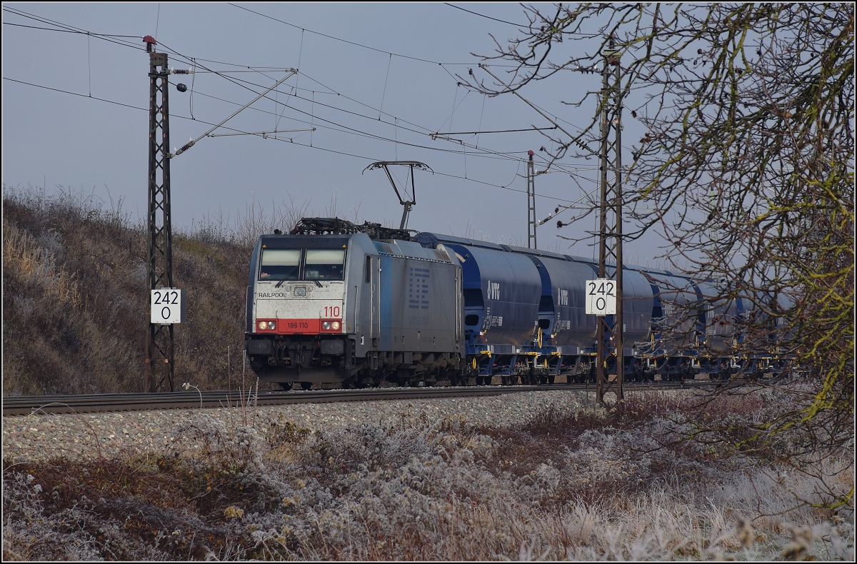 LTR/Railpool 186 110 mit einem Schüttgutzug auf dem Weg nach Basel. Schliengen, Dezember 2018.