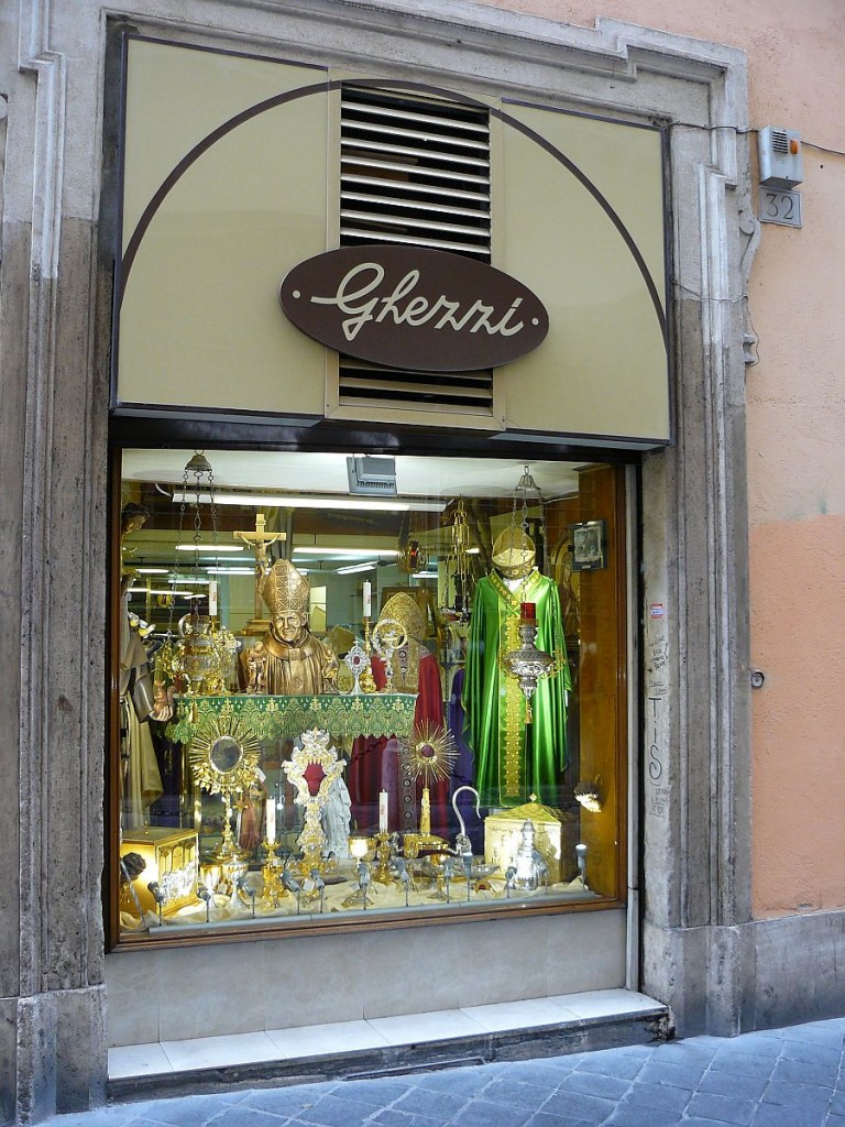  Luciano Ghezzi  fr klerikale Produkte und Waren. Via dei Cestari, Rom 02-09-2014.  Luciano Ghezzi  kledingwinkel voor geestelijken. Via dei Cestari, Rome 02-09-2014.