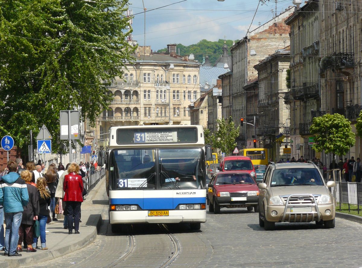 Lviv ATP-14630 Neoplan N4016NF Bus Ex Rhein-Sieg-Verkehrsgesellschaft, Troisdorf (RSVG, Deutschland). Shevchenka Strasse, Lviv, Ukraine 28-05-2015.

Lviv ATP-14630 Neoplan N4016NF bus Ex Rhein-Sieg-Verkehrsgesellschaft, Troisdorf (RSVG, Duitsland). Shevchenka straat, Lviv, Oekrane 28-05-2015.