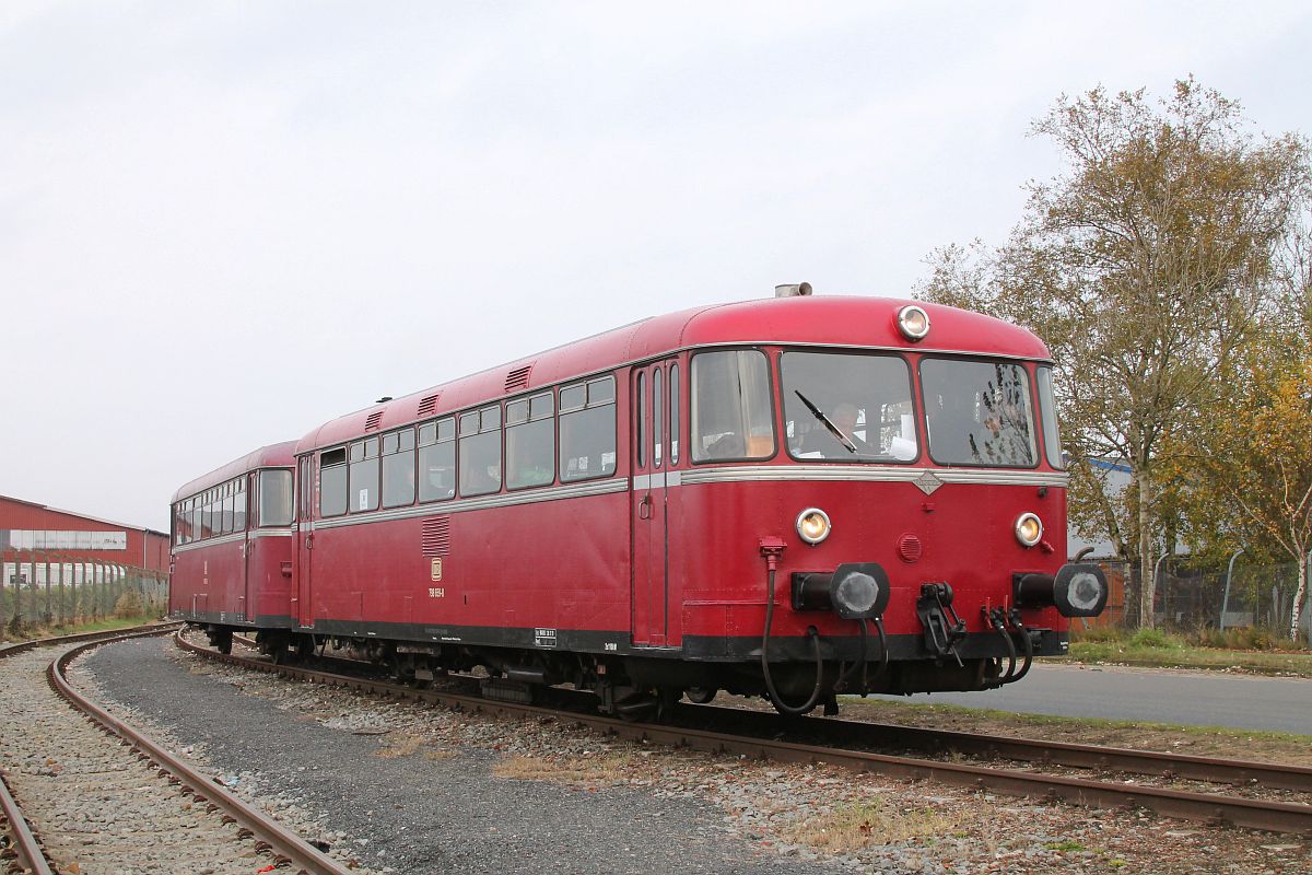 MABS 798 659 + 998 822 am anderen Ende der Hafenbahn vor dem Tor eines Schrotthändlers,
Leer 6.11.2021