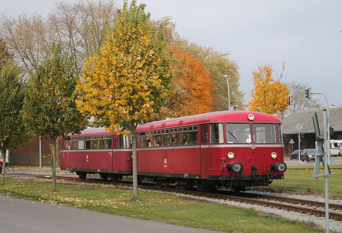 MABS 798 659 + 998 822 auf der Suche nach dem Anschlußgleis der Hafenbahn Leer zum Streckennetz der DB, 6.11.2021