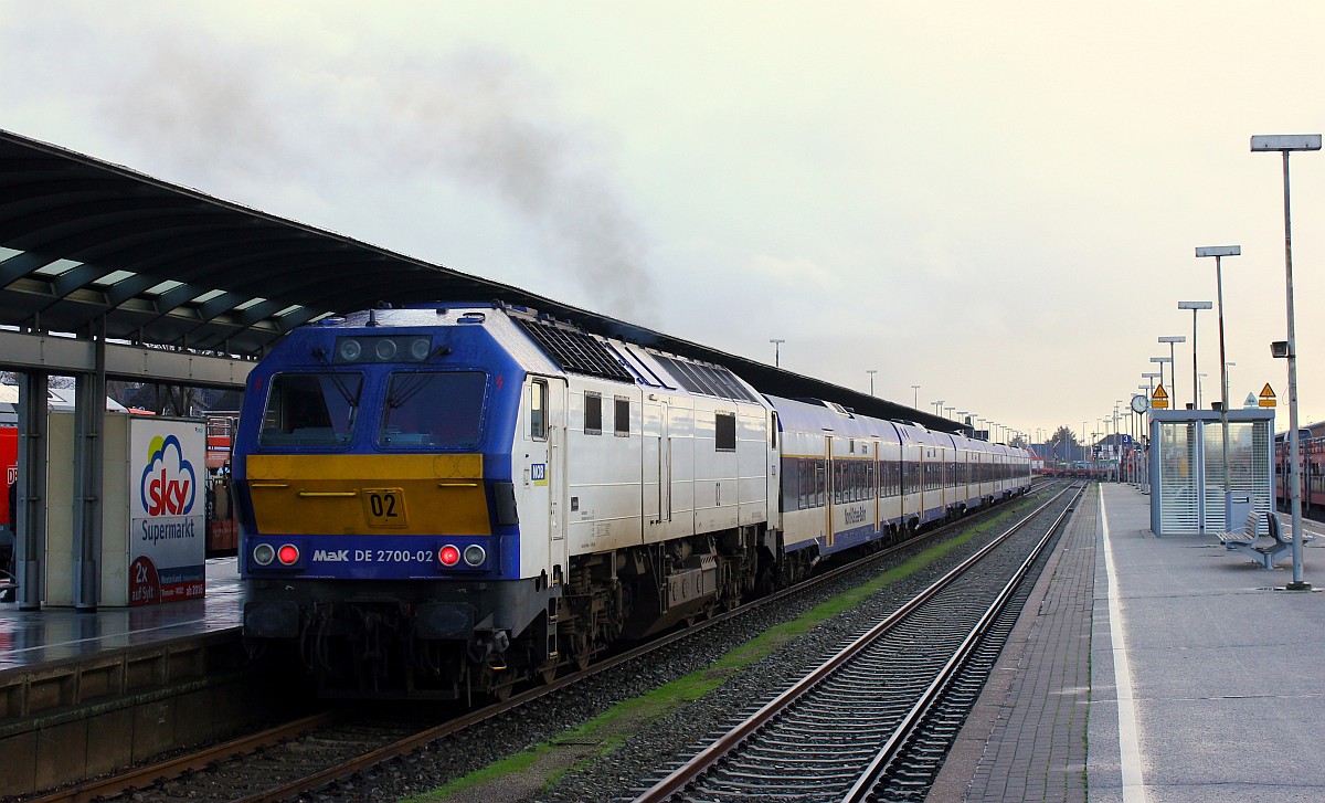 MaK DE 2700-02 mit NOB nach Hamburg im Bhf Westerland. 17.11.2015