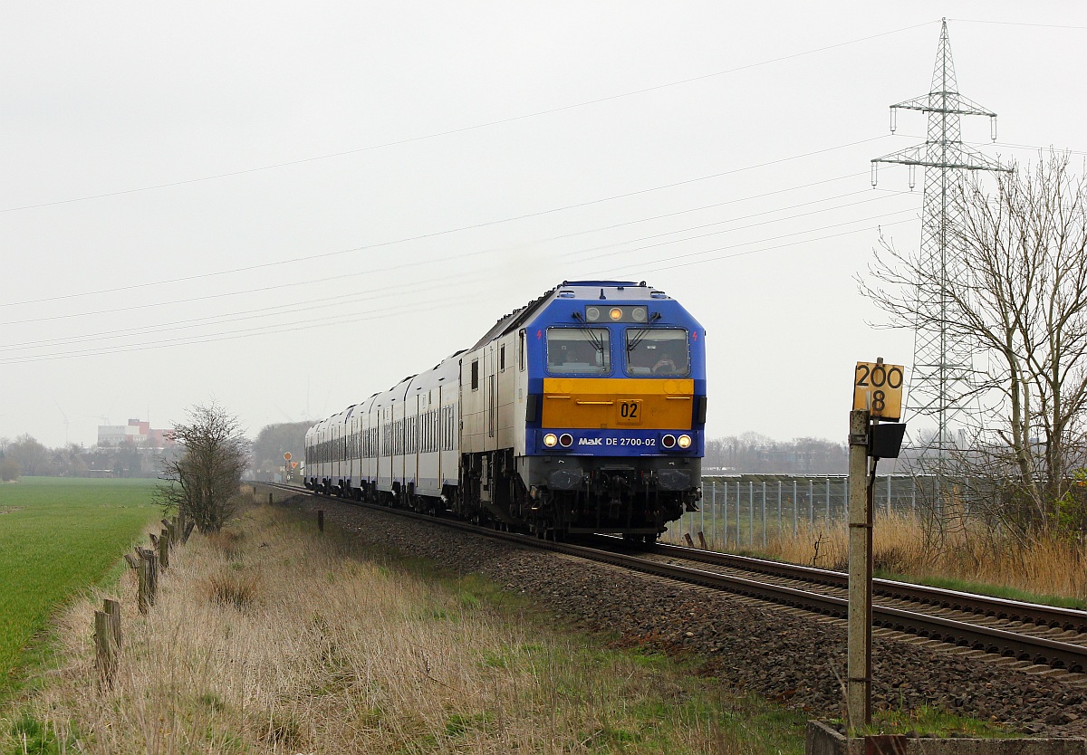 MaK DE2700-02 oder 1251 002-2(Unt/VL/04.12.13)dieselt hier lautstark mit einer NOB nach Westerland am Fotografen vorbei. Standort Bü 142-Süderende bei Niebüll. 14.04.2015