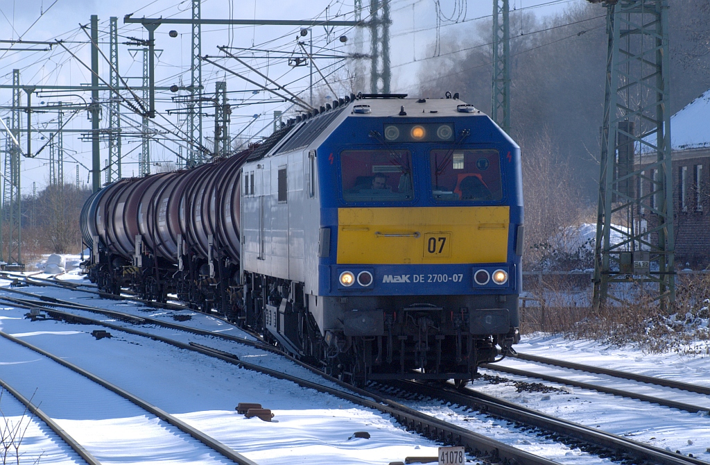 MaK DE2700-07/251 007-1 dieselt hier mit einem Öler aus dem alten Gbf Harburg kommend durch den Bhf HH-Harburg. 06.03.2010