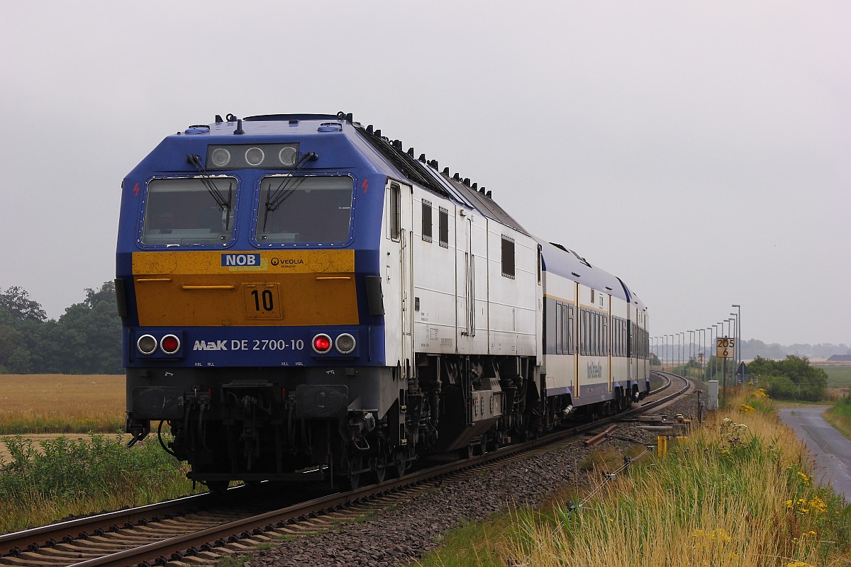 MaK DE2700-10 oder 251 010 als Schublok einer NOB Richtung Niebüll. Bü Lehnshallig 25.07.2015