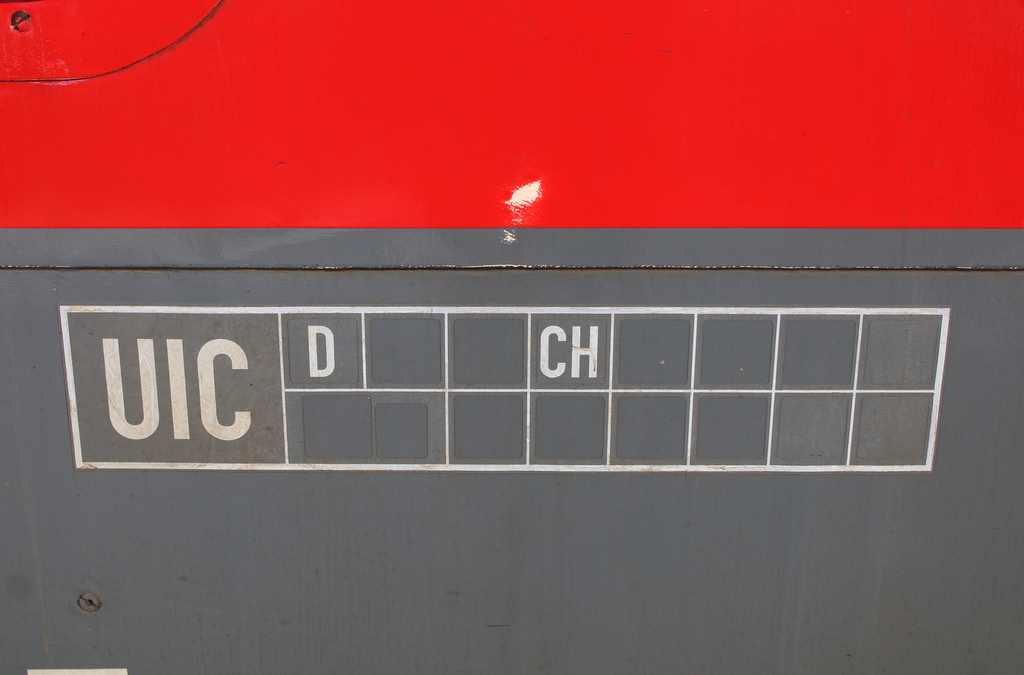 mal ein Blick auf das UIC Raster geworfen bei 218 322 und sie darf in der Schweiz fahren,fotografiert am 20.02.2026 im Rostocker Hbf.