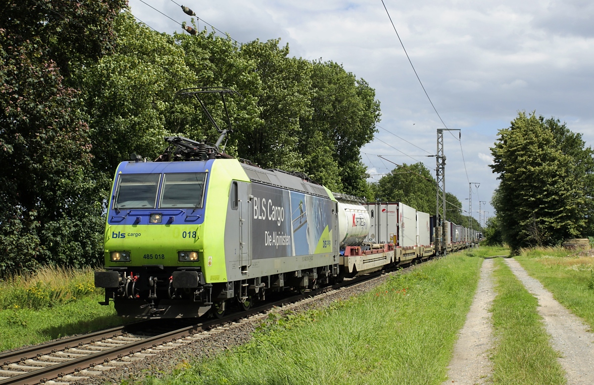 Mal wieder einen Alpinisten im Flachland erwischt: BLS Cargo 485 018 ist am 07.07.2021 bei Boisheim (Strecke Viersen - Venlo) in die Niederlande unterwegs