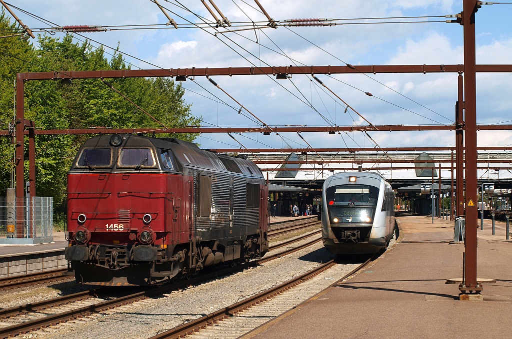 Mal wieder etwas im Archiv gekramt und 5 Bilder neu bearbeitet...DSB Litra MZ 1456 und DSB Litra MQ 42/4919 aufgenommen im Bahnhof von Fredericia/DK. 01.05.2011