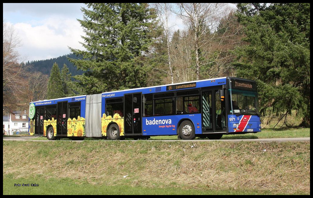 MAN Gelenkbus Nr. 971 der VAG Freiburg am Stadtrand von Freiburg am 13.3.2016