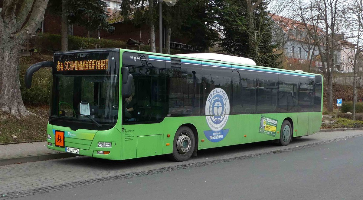 MAN Lion`s City von Rh�nEnergie steht am Bahnhof in H�nfeld, 12-2018