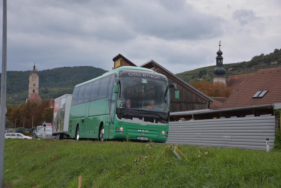 MAN Lion`s Coach aus der CZ mit Radanh�nger 09/2017 in Krems.