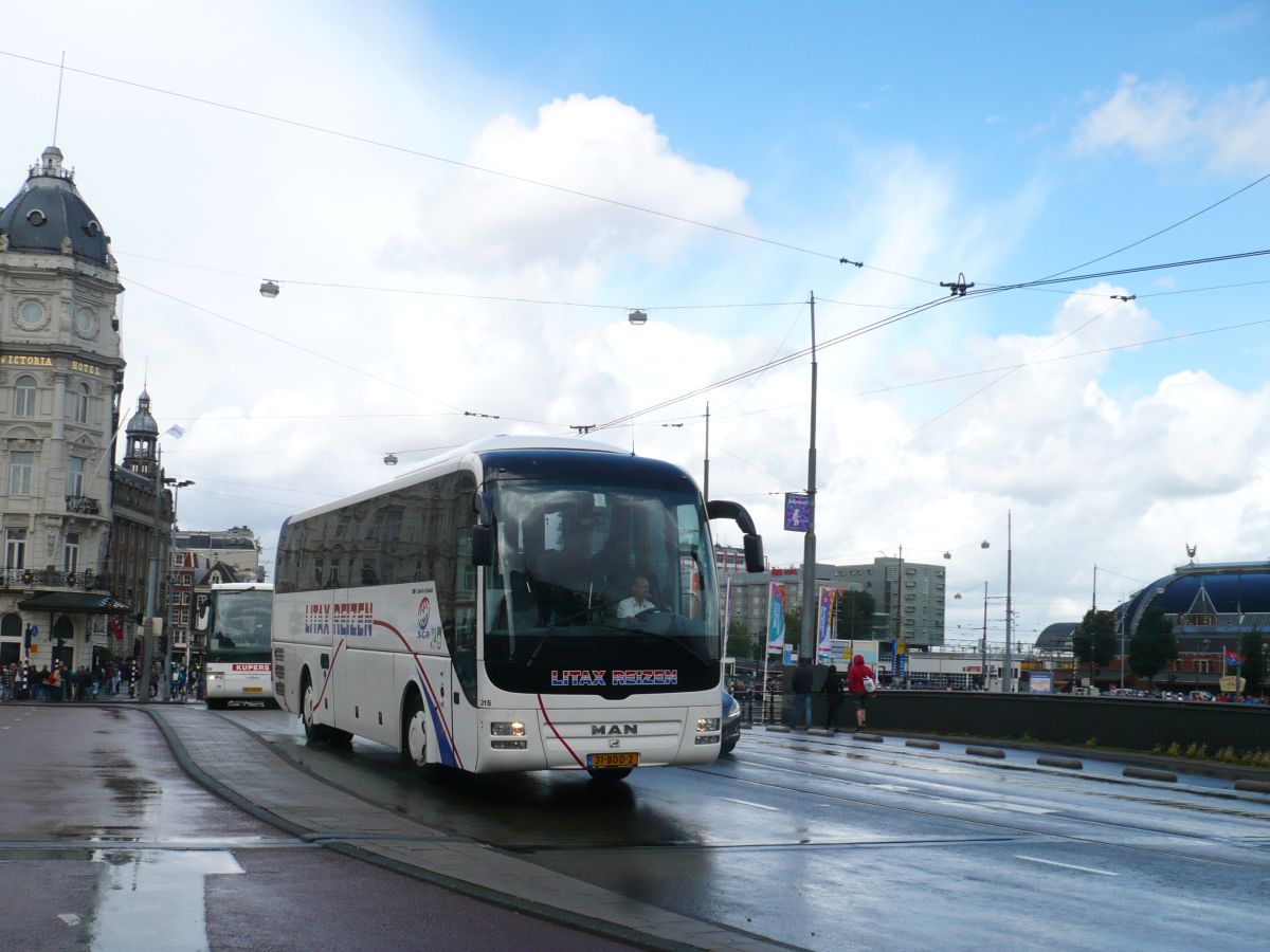 MAN Lion's Coach Reisebus der Firma Litax Reizen Baujahr 2013. Prins Hendrikkade, Amsterdam, Niederlande 29-07-2015.

MAN Lion's Coach reisbus van Litax Reizen bouwjaar 2013. Prins Hendrikkade, Amsterdam 29-07-2015.