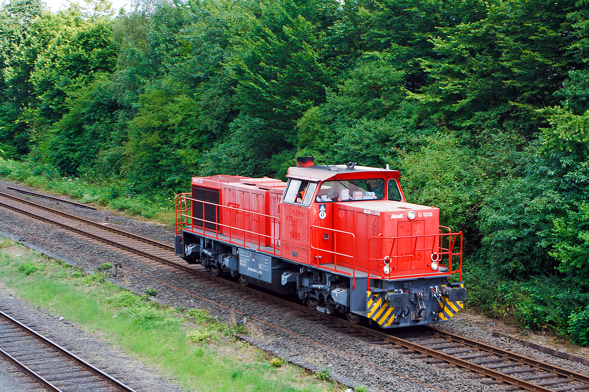 
Man sieht ihr die vielen Einsatzorte an....
Eine MaK G 1206 der HGB (Hessische G�terbahn GmbH) f�hrt am 25.07.2014 als Lz (solo) durch Herdorf (�ber die Hellertalbahn - KBS 462) in Richtung Betzdorf. 

Die Lok wurde von Vossloh in Kiel unter der Fabriknummer 1001025 gebaut.

Unteranderem war die Lok in den Jahren 2000 bis 2003 f�r die HGK (H�fen und G�terverkehr K�ln AG) als  DH 43 bzw. DH 51 und 2006 bis 2013 f�r die CFL Cargo S. A als 1505 (NVR-Nummer: 92 82 000 1505-7 L-CFLCA) im Einsatz. Seit dem 01.04.2014 f�hrt sie nun f�r die HGB mit unter der NVR-Nummer 92 82 000 1505-7 L-HGB (so auch an der Lok beschrieben).
Die G 1206 ist Eigentum der Alpha Trains Belgium NV/SA (Antwerpen), sie hat die EBA Nummer EBA 00B01A 013.
