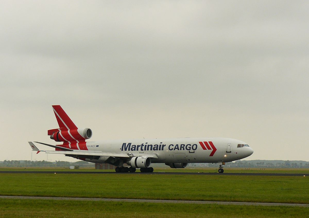 Martinair MD-11  PH-MCY Baujahr 1991. Flughafen Schiphol, Amsterdam, Niederlande 13-07-2014.

Martinair MD-11 geregistreerd als PH-MCY bouwjaar 1991 op de Polderbaan luchthaven Schiphol 13-07-2014.