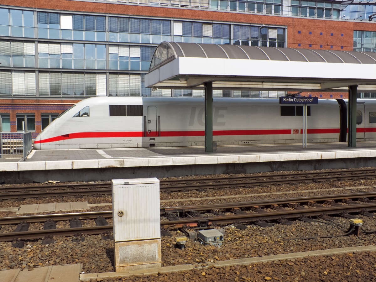 Maßarbeit ist das Anhalten mit einer ICE2-Doppelgarnitur (nicht nur) am Berliner Ostbahnhof. Die misst nämlich genau 400 Meter, der Bahnsteig an Gleis 6 und 7 ist jedoch ein paar Meter kürzer. Also wird bis ans Ende des Bahnsteigs durchgefahren und man freut sich darüber, dass der Steuerwagen nur eine Tür am Übergang zum zweiten Wagen hat, nicht aber auf der Führerstandsseite.
Hier zu sehen ist 402 034, der auf den Namen  Minden  hört. Da wird er auf dem Weg ins Ruhrgebiet sogar langfahren, halten jedoch nicht.