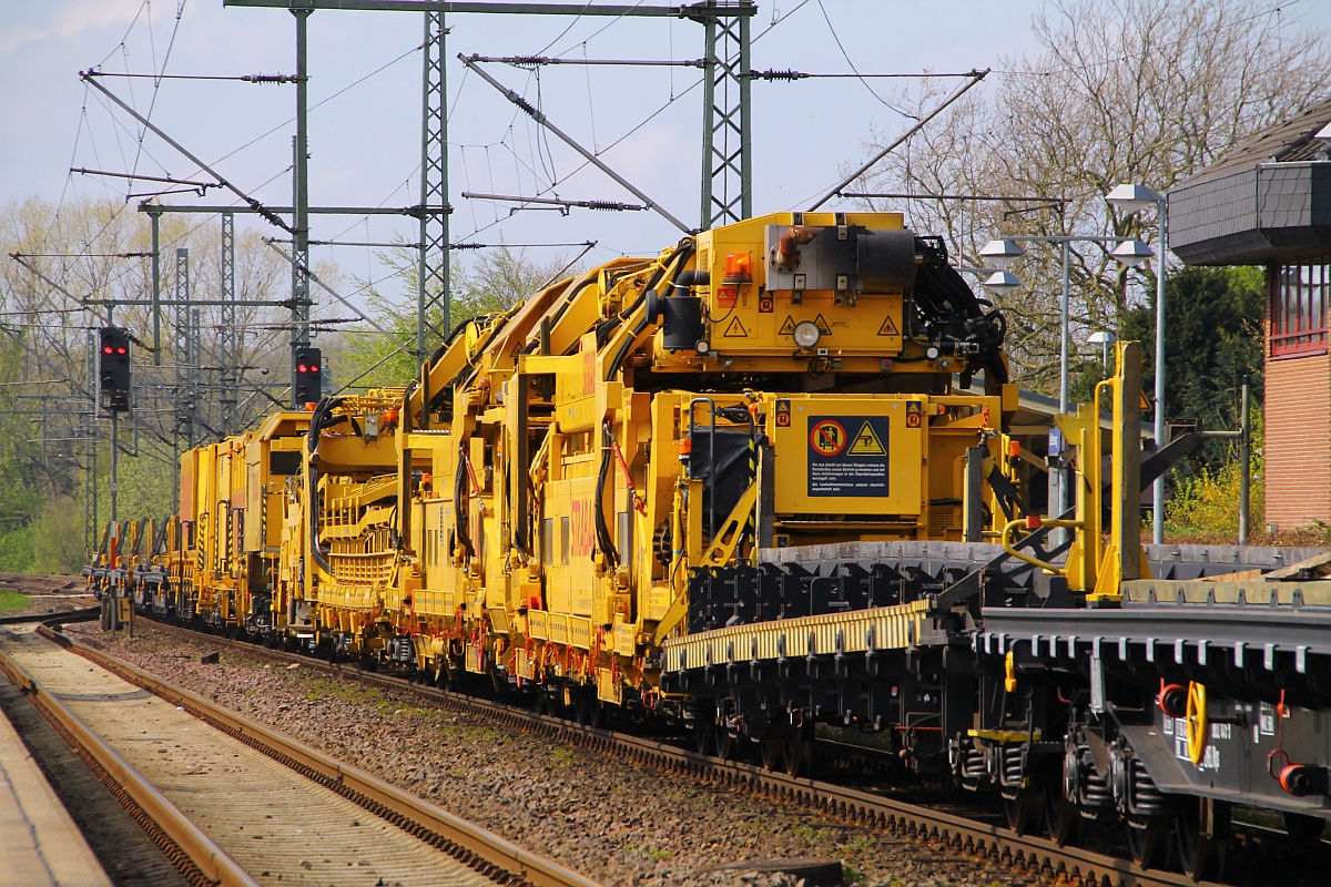 Matisa Schnellumbauzug P 95 der Fa.STRABAG 99 80 9211 001-9 und 99 80 9310 001-9 eingereiht in den von BBL 17 gezogenen Bauzug. Schleswig 21.04.2014