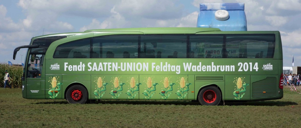 MB-Bus von  Pfau-Busreisen  als Werbetrger fr den  FENDT-Feldtag  am 28.08.2014 in Wadenbrunn. Abgestellt auf dem Ausstellungsgelnde.