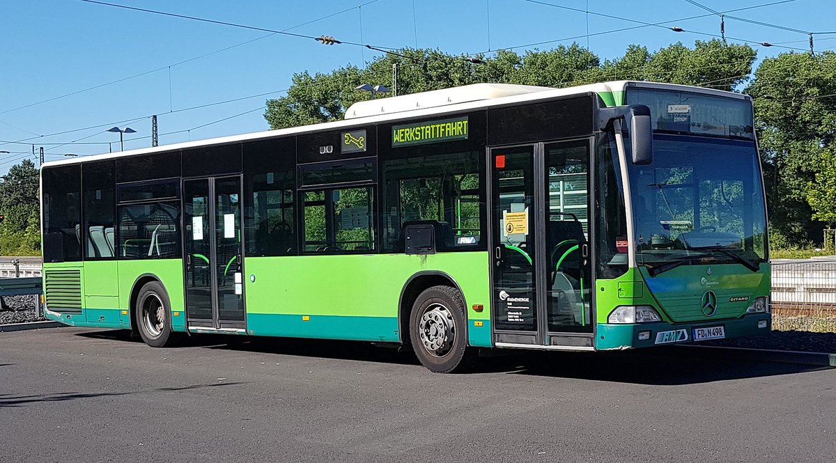 MB Citaro (498) von RhnEnergie steht am Bahnhof in Hnfeld, 07-2020