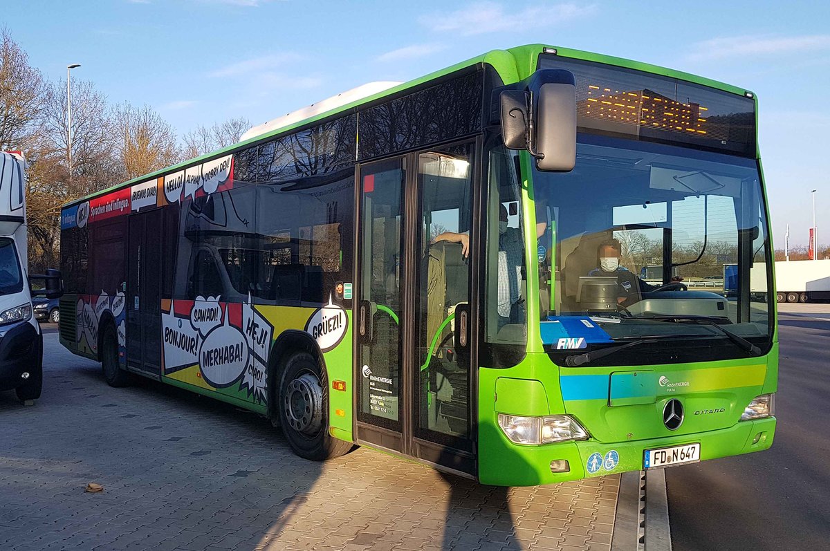 MB Citaro (647) von RhoenEnergie, eingesetzt als Fahrschulfahrzeug, unterwegs in Fulda im März 2021