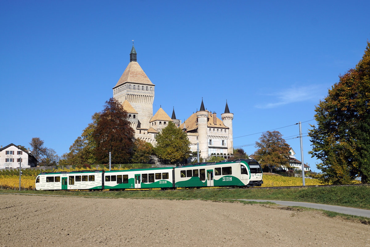 MBC/BAM: Regionalzug bei Vufflens-le-Chateau auf der Fahrt nach Morges am 17. Oktober 2017.
Foto: Walter Ruetsch