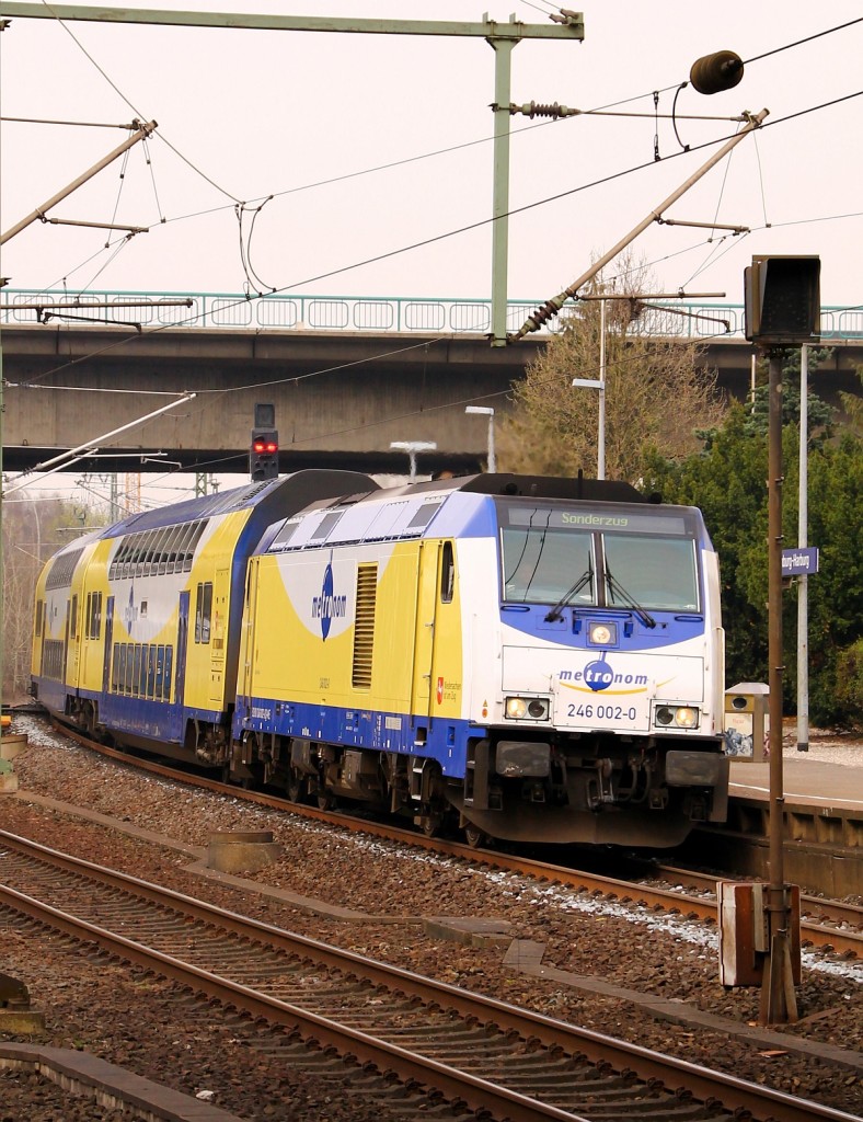 ME 246 002-0 dieselt hier mit einem Sonderzug durch den Bahnhof Hamburg-Harburg. 31.03.2014