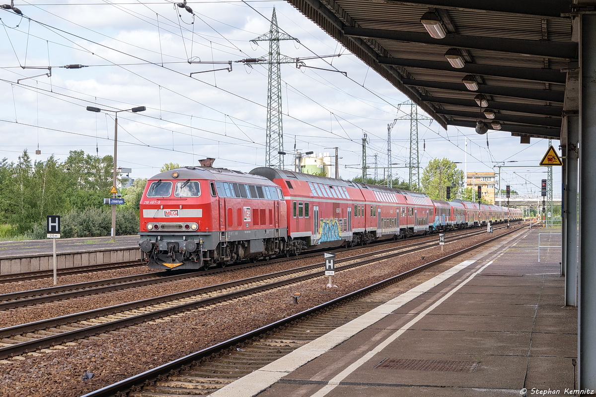 MEG 305 (218 467-9) Mitteldeutsche Eisenbahn GmbH mit 19 Schrottwagen in Berlin-Schnefeld Flughafen und fuhr weiter Richtung Glasower Damm. Ziel diese Zuges war wohl Espenhain gewesen. 13.07.2017