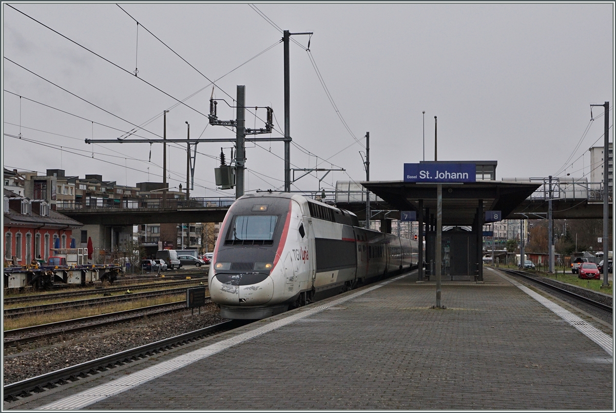 Meist wird die  Spanischbrötlibahn  von Baden nach Zürich von 1847 als erste Bahn in der Schweiz gefeiert, doch schon 1844 konnte man in der Schweiz mit dem Zug fahren und dies erst noch international: Von St-Louis im Elsass wurde die Strecke nach Basel eröffnet.
Auch heute ist diese Stecke eine wichtige Verbindung ins Elsass, nach Paris und den Benelux. 
Auf dem Bild ist er TGV Lyria 9214 von Bern nach Paris bei der Durchfahrt in Basel St. Johann zu sehen.
5. März 2016