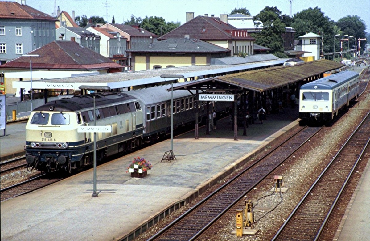 Memmingen Bahnhof am 24.07.1983 mit 218 416 und 628 009 (Vorserie) an den Bahnsteigen. Vor dem Stellwerk im Hintergrund mit der Schranke und den Formsignalen steht eine weitere 218.