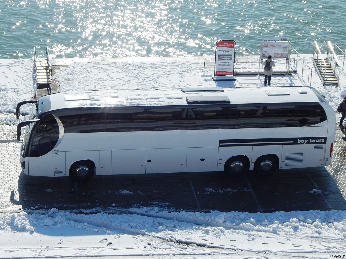 Mercedes Atomic 3 von BoyTours aus Deutschland im Stadthafen Sassnitz.