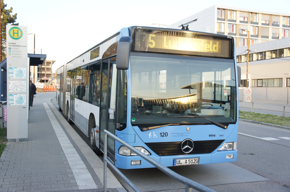 Mercedes Benz Citaro O530G (Wagen 120) steht an der Uniklinik am 26.3.2017.