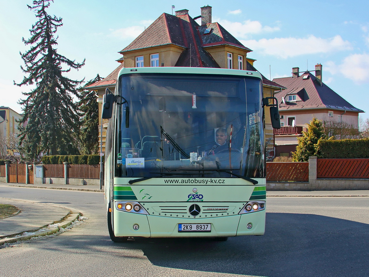 Mercedes-Benz O 560 (Intouro) auf der Fahrt durch Franzensbad (Tschechin) am 24. Februar 2018, Halter Autobusy Karlovy Vary a.s. 