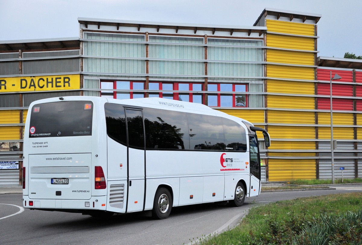 Mercedes Benz Tourino aus Ungarn im Mai 2014 in Krems unterwegs.