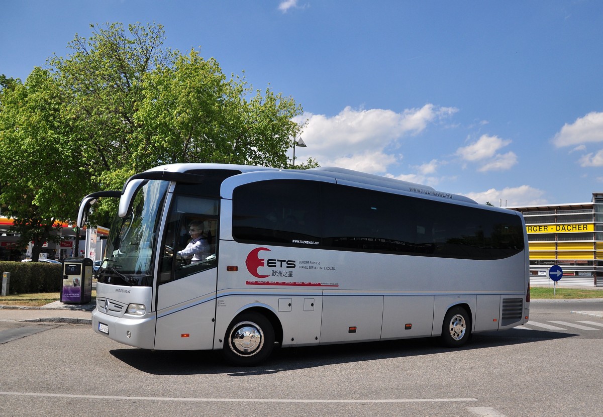 Mercedes Benz Tourino aus Ungarn am 23.Juni 2014 in Krems unterwegs.