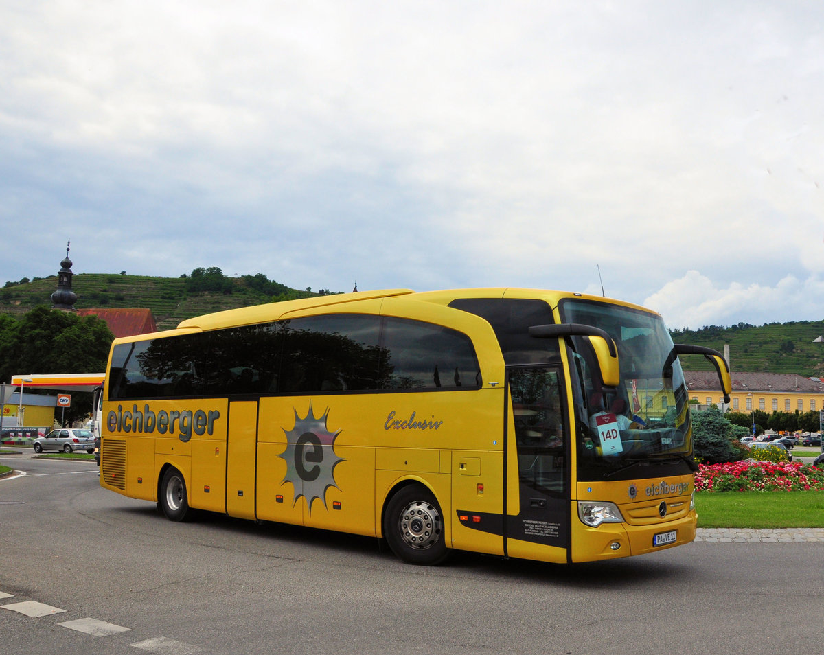 Mercedes Benz Travego von EICHBERGER Reisen aus der BRD in Krems gesehen.