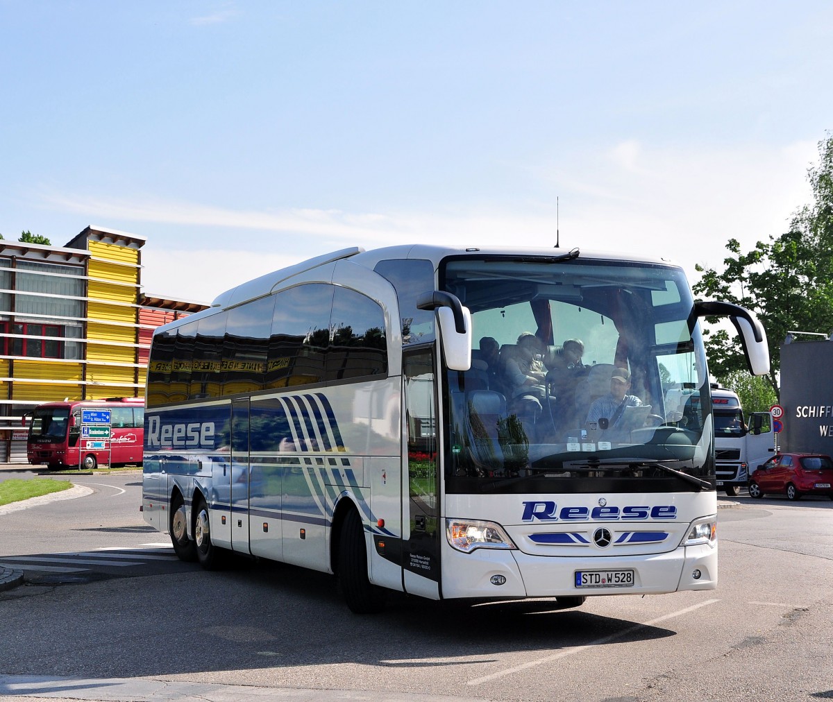 Mercedes Benz Travego von REESE aus der BRD am 8.5.2015 in Krems gesehen.