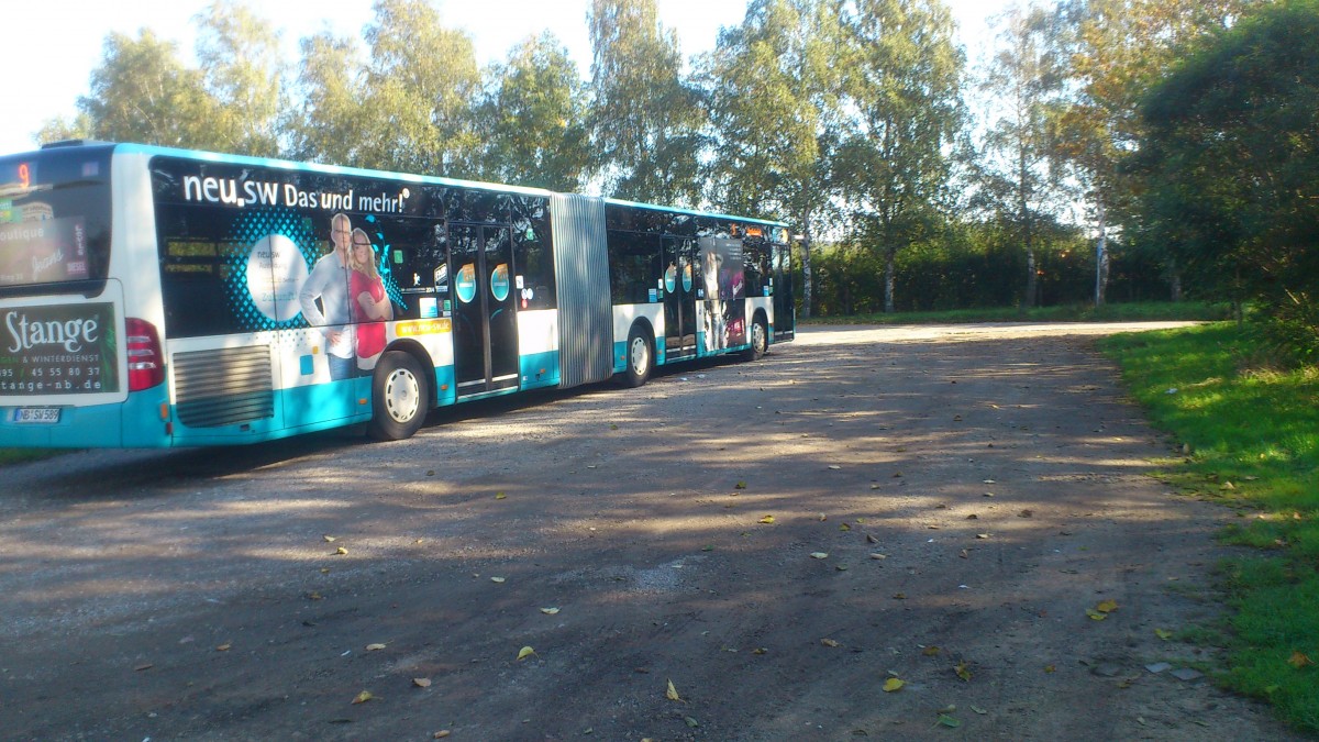 Mercedes Citaro Facelift NB SW 589....hier mal am Wochenende am Chausseehaus fotografiert wo die Linie 9 mit anfährt und mit seiner Werbung für ein Jeans-Laden in der Stadt 
...und auch noch in eigener Sache zu werben seine Ausbildung bei den Stadtwerken zu machen