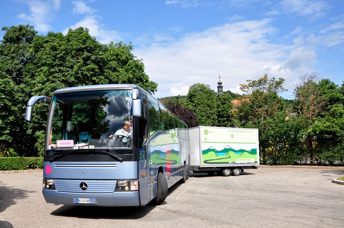 Mercedes O 404 von APAM Reisen aus Italien mit einem Radanhnger in Krems.