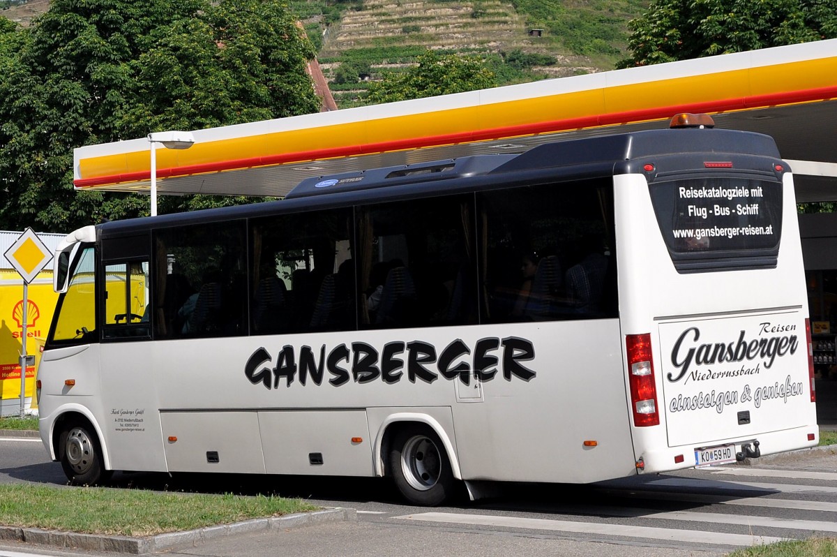 Mercedes O 818 von Gansberger Reisen aus Niedersterreich im Juni 2015 in Krems gesehen.