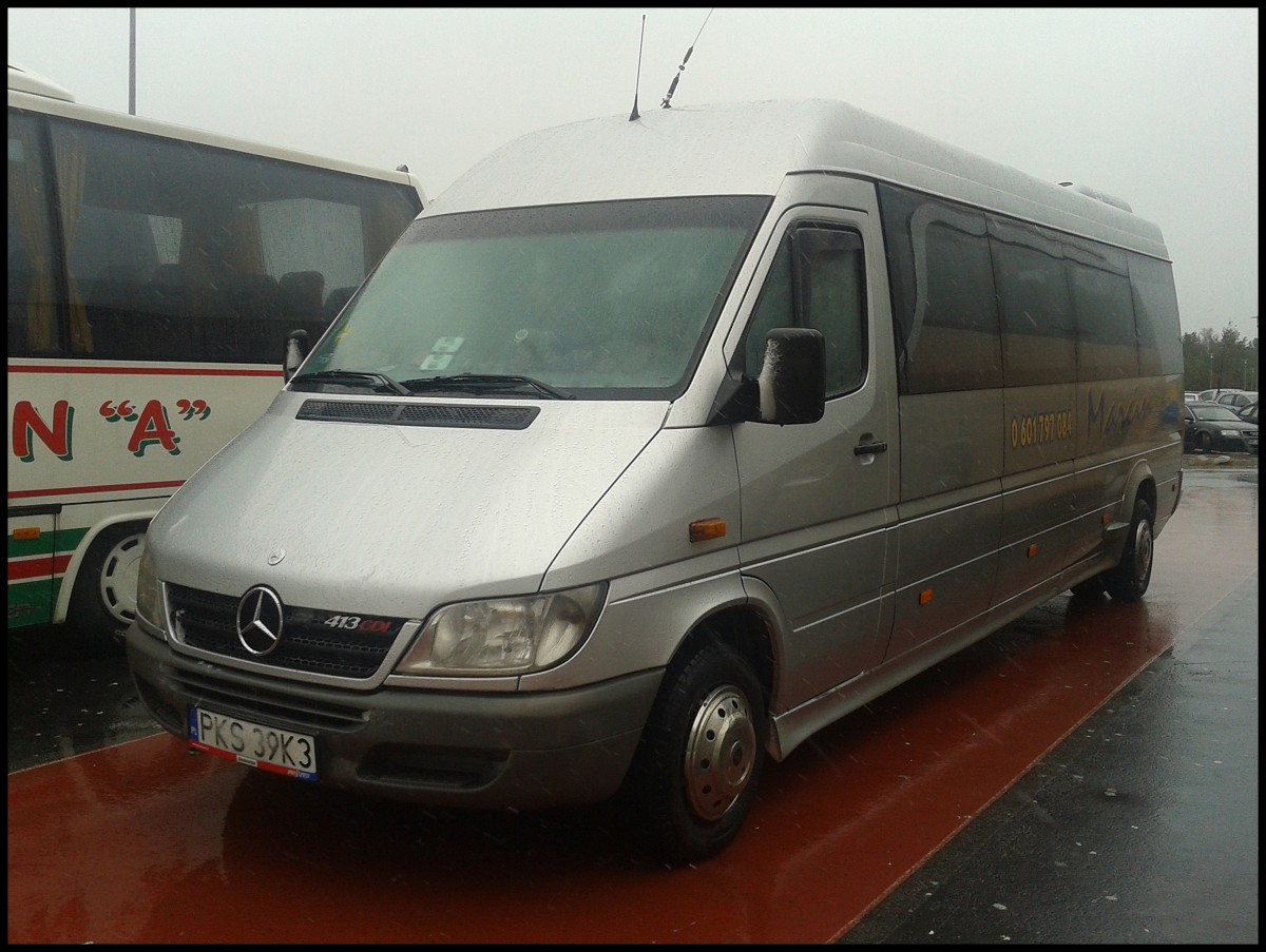 Mercedes Sprinter aus Polen vor den Tropical Islands.