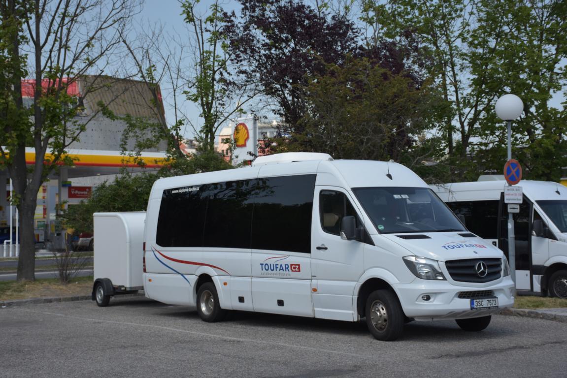 Mercedes Sprinter mit einem  Kofferh�nger von Toufar Reisen aus der CZ 05/2018 in Krems.