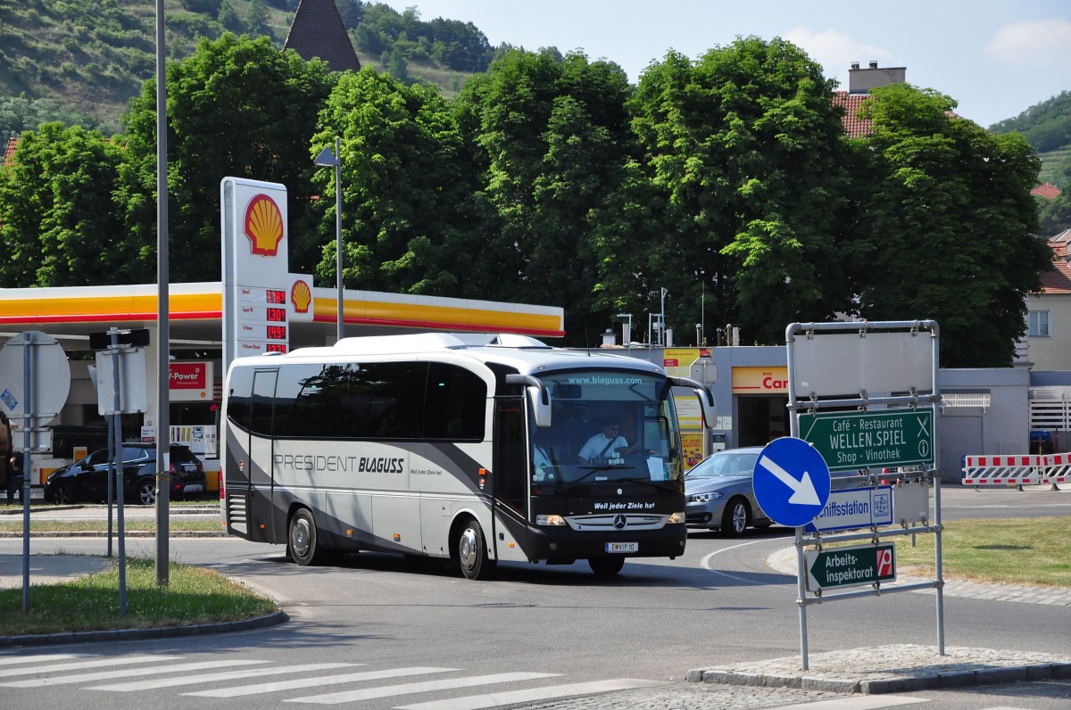 Mercedes Tourino von Blaguss Reisen aus �sterreich im Juni 2015 in Krems unterwegs.