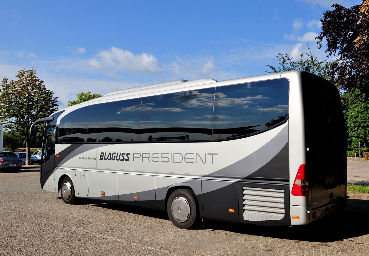 Mercedes Tourino von Blaguss Reisen aus sterreich in Krems gesehen.