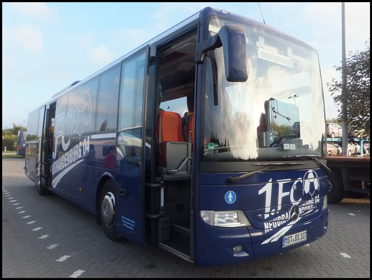 Mercedes Tourismo von Becker-Strelitz Reisen aus Deutschland bei der Rastst�tte Fuchsberg.