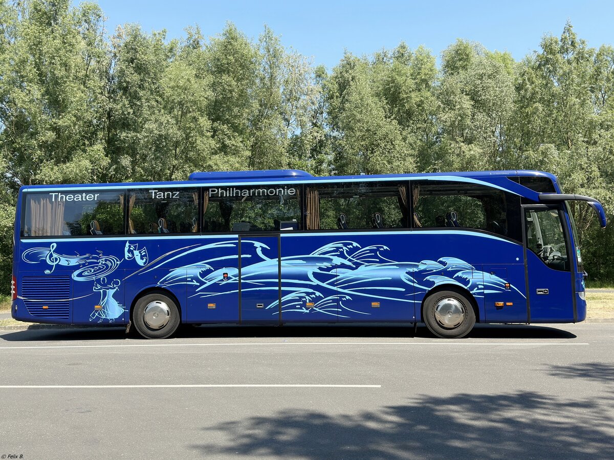 Mercedes Tourismo von Becker-Strelitz Reisen aus Deutschland in Plau am See.