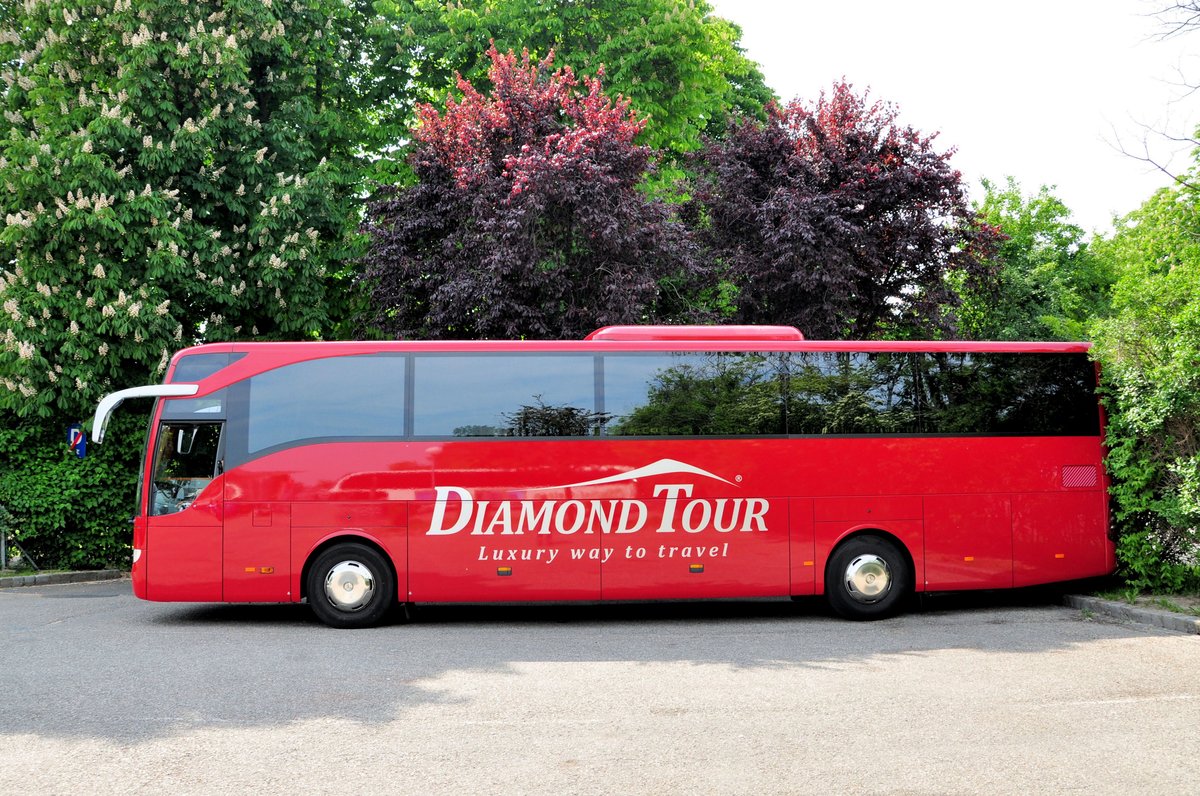 Mercedes Tourismo von Diamond Tour aus der CZ in Krems gesehen.