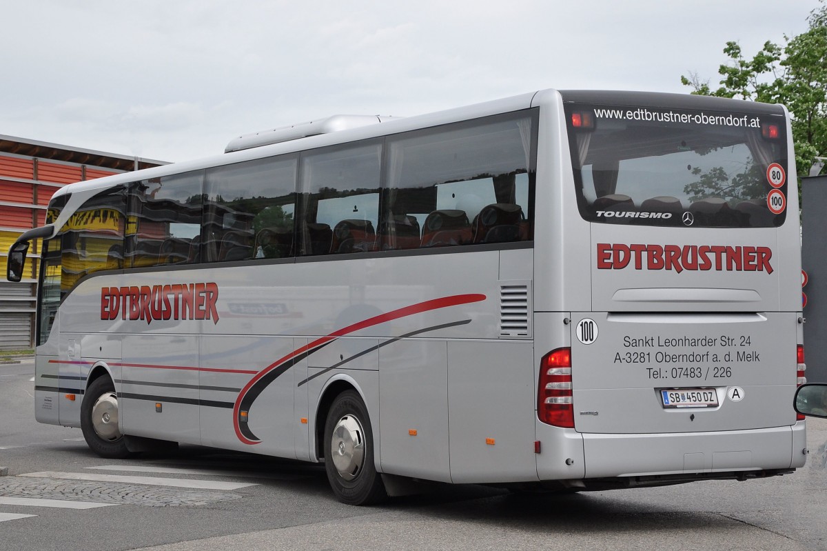 Mercedes Tourismo von Edtbrustner Reisen aus �sterreich am 4.5.2015 in Krems unterwegs.