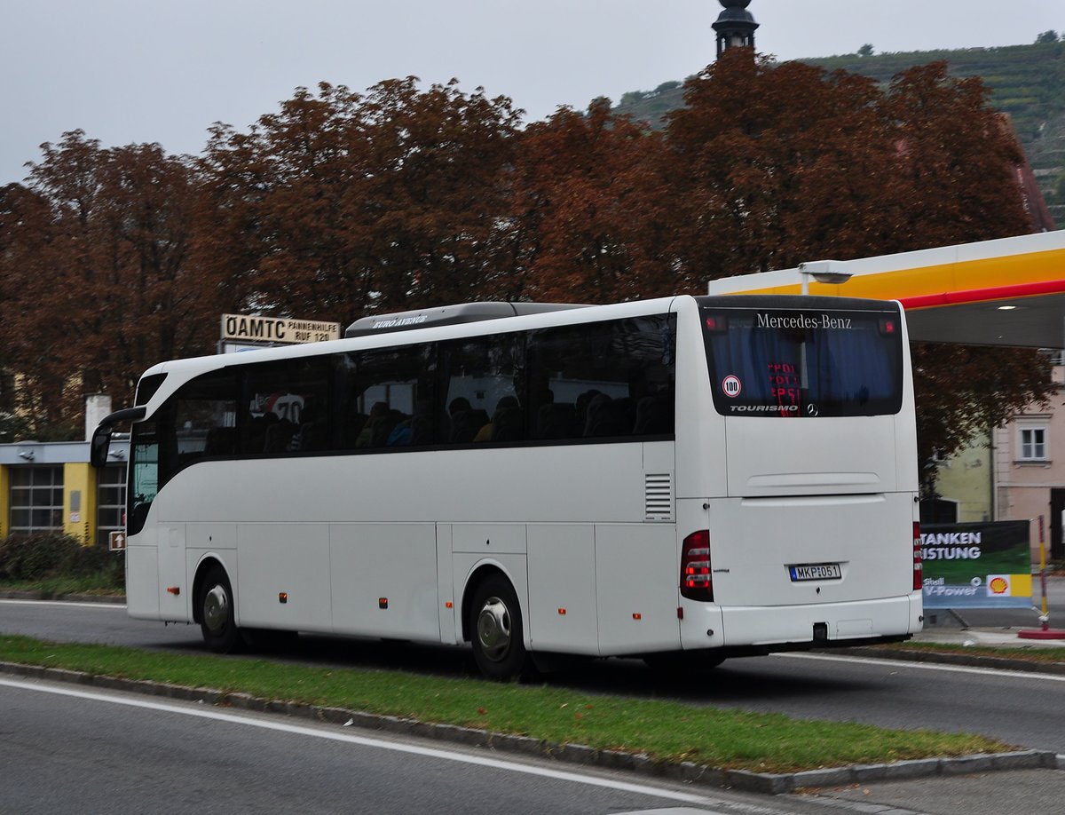 Mercedes Tourismo von Euro Avenue aus Ungarn in Krems unterwegs.