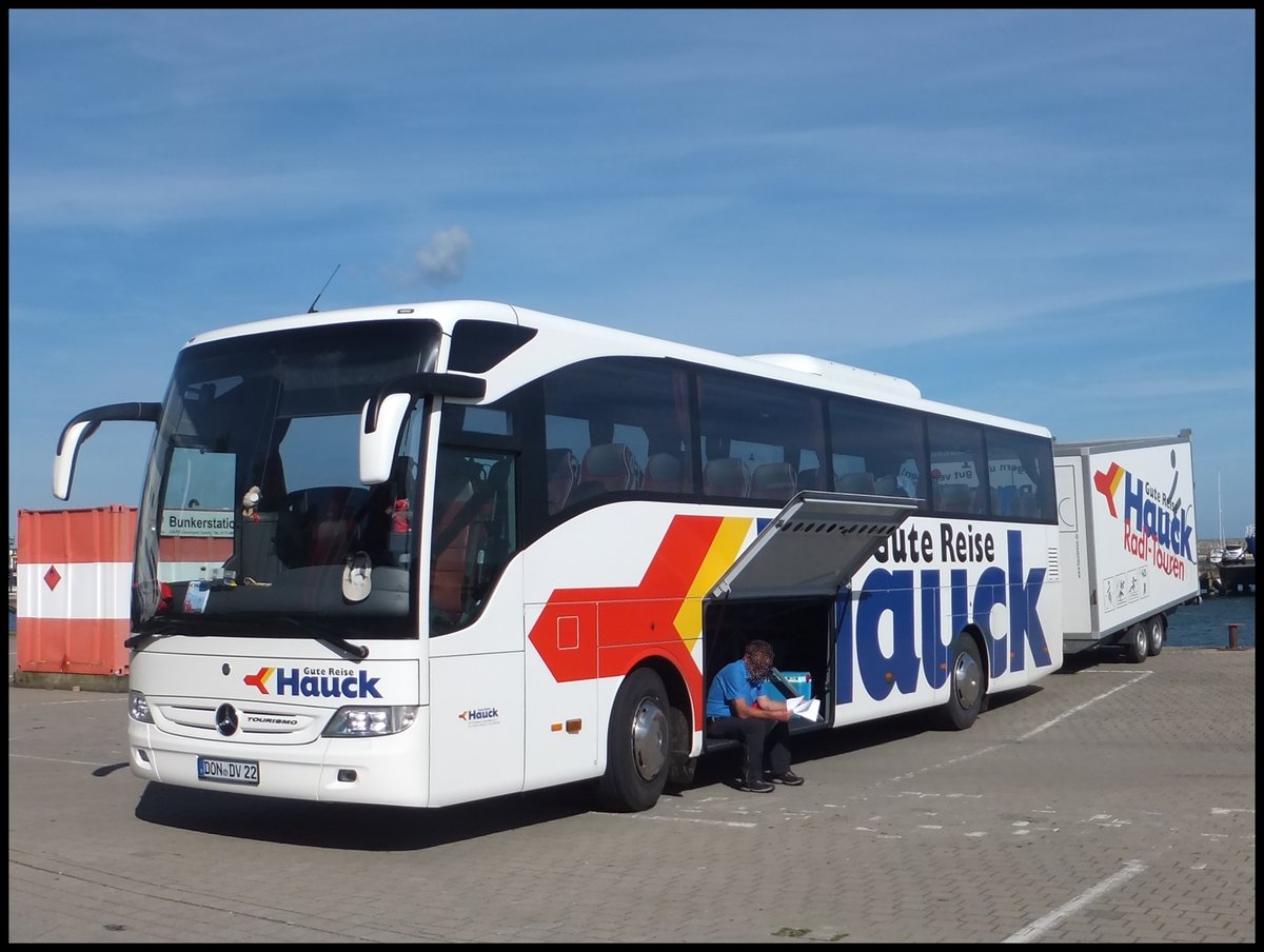 Mercedes Tourismo von Hauck aus Deutschland mit Hnger im Stadthafen Sassnitz.